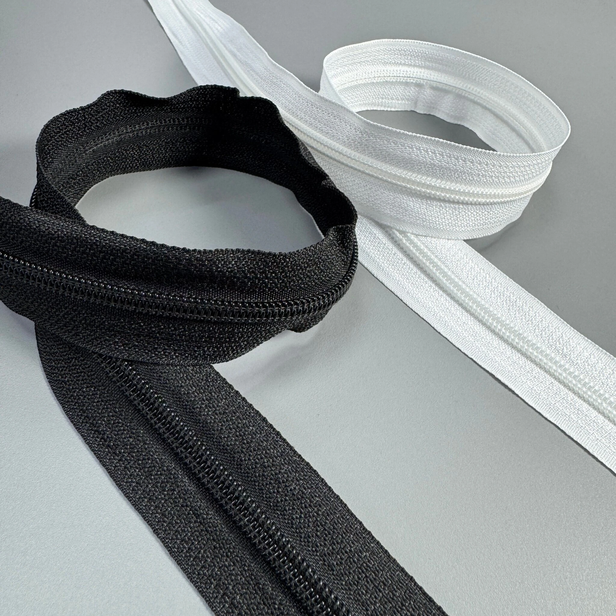 Рулонні блискавки та бігунки — опт: номери спіралі, кольори тасьми, види кареток