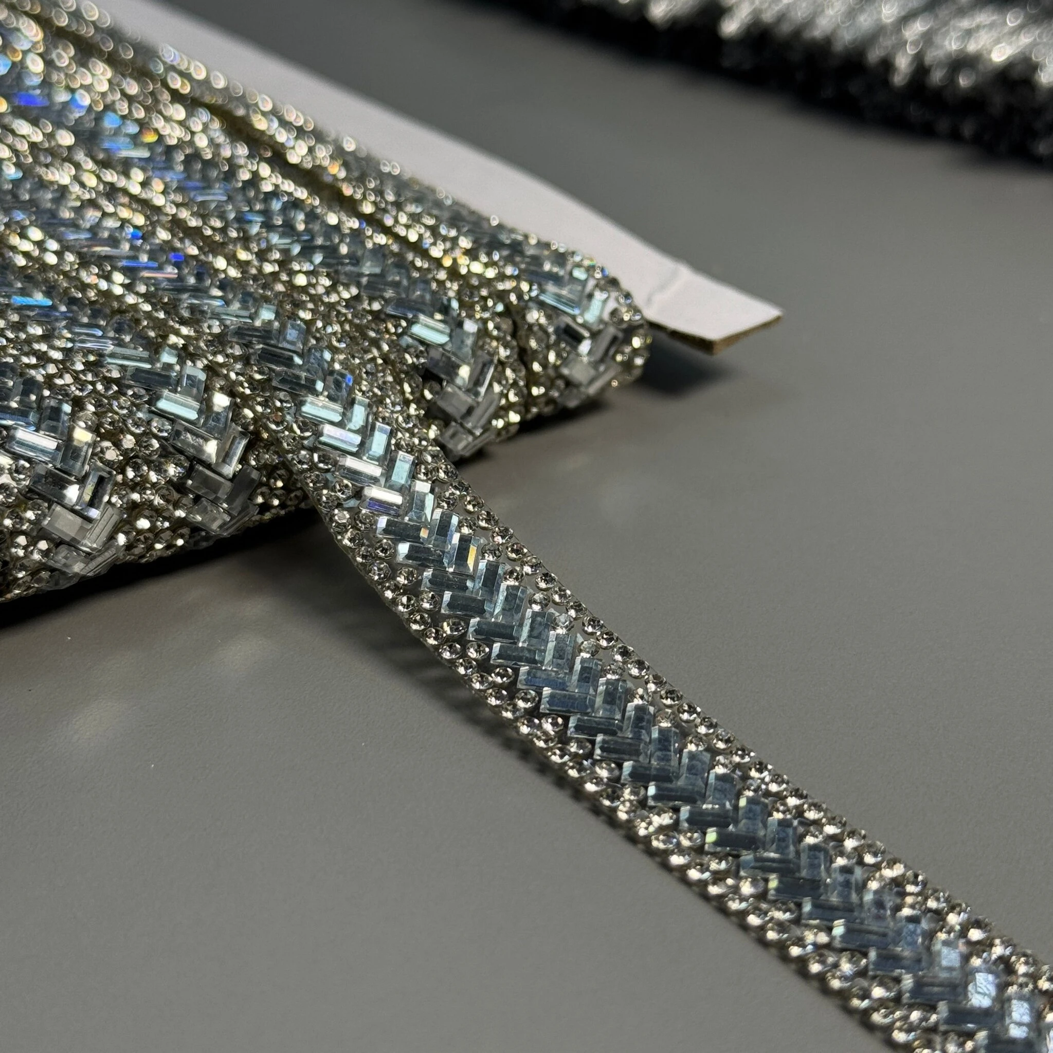 Тасьма клейова з камінням — опт, імпортер декоративного текстилю: фото асортименту