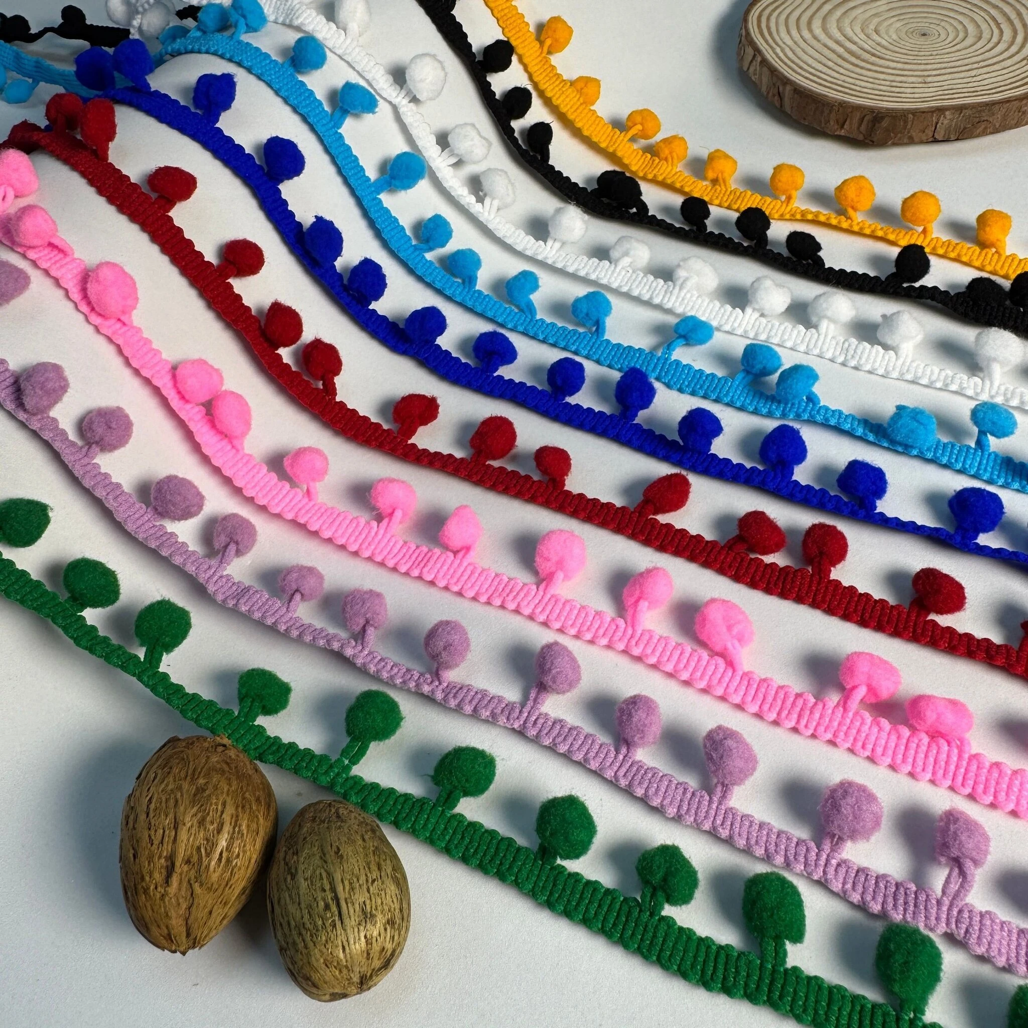 Тасьма з помпонами — опт, імпортер декоративного текстилю: фото асортименту