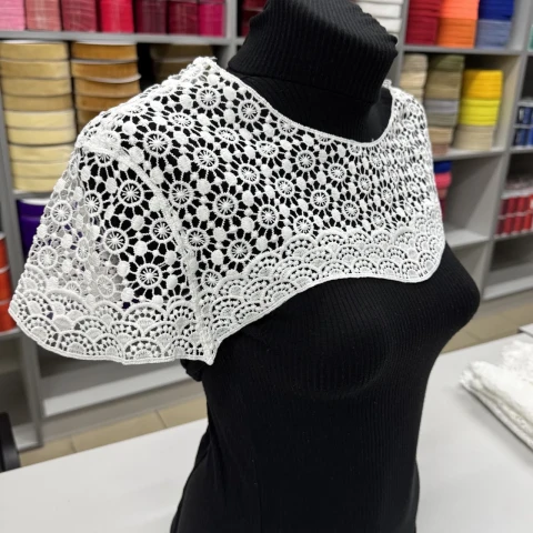 Комірці з мережива