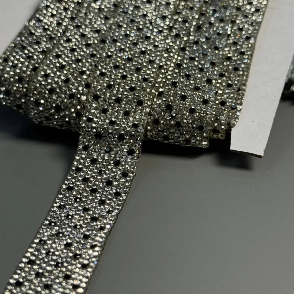 Тасьма клейова з стразами ss6-1 (10 метрів), прозорий+чорний