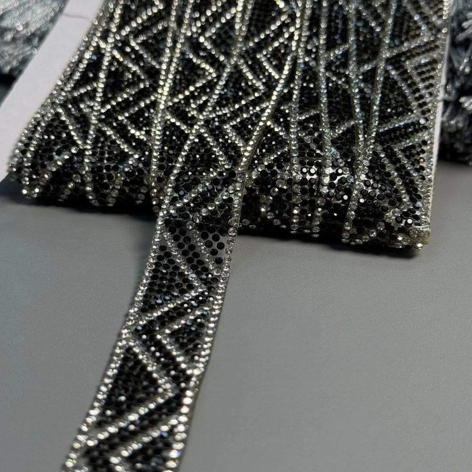 Тасьма клейова з стразами ss6-3 (10 метрів), чорний+прозорий