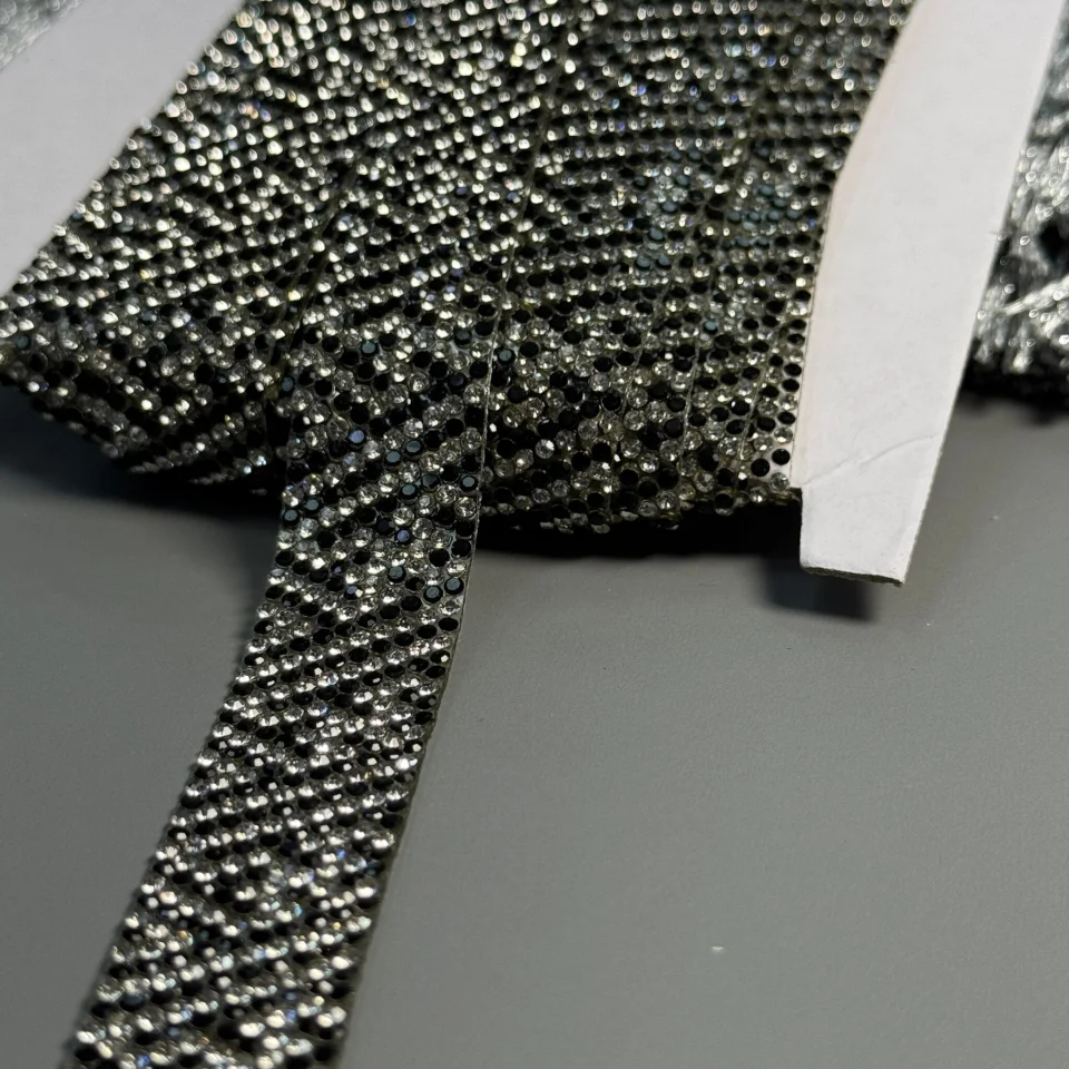 Тасьма клейова з стразами ss6-2 (10 метрів), прозрачний+чорний