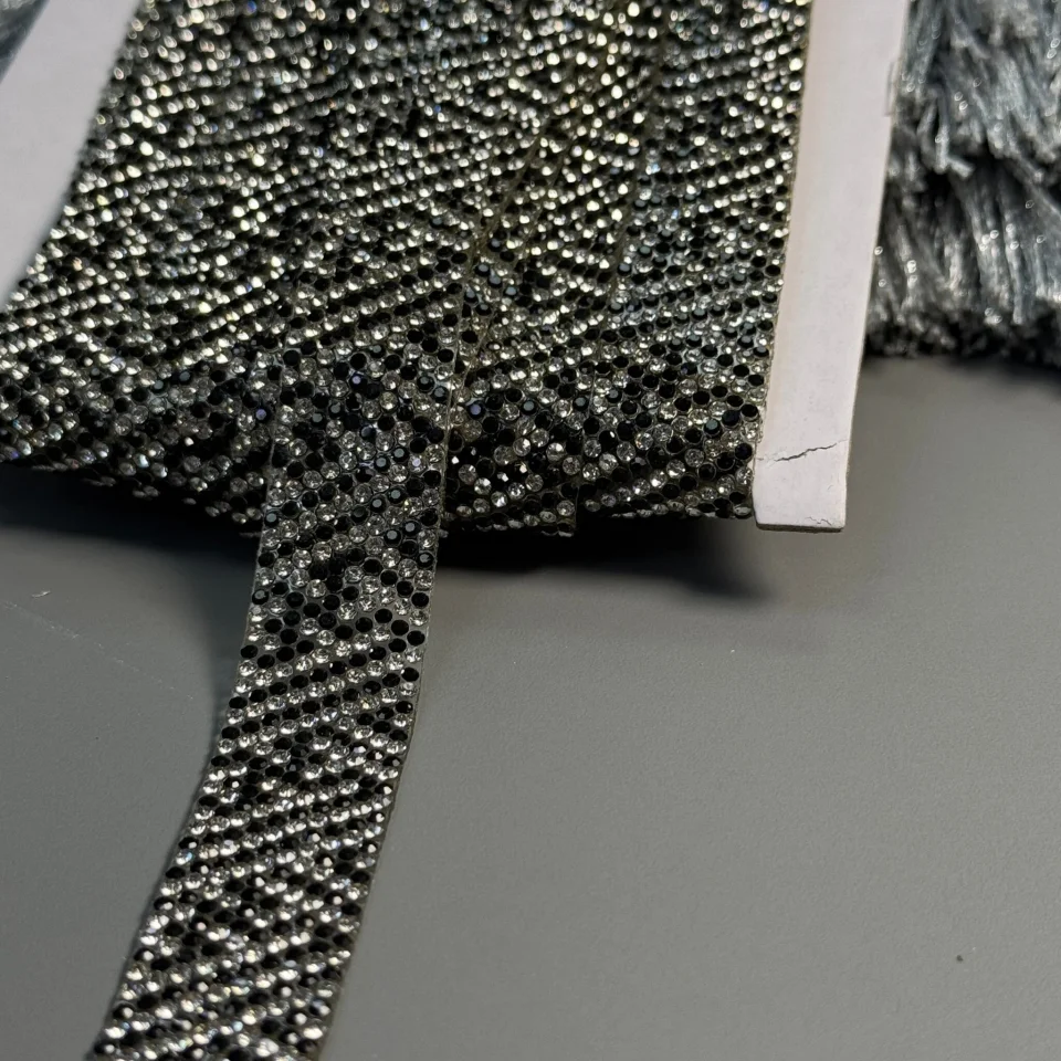 Тасьма клейова з стразами ss6-2 (10 метрів), чорний+прозорий