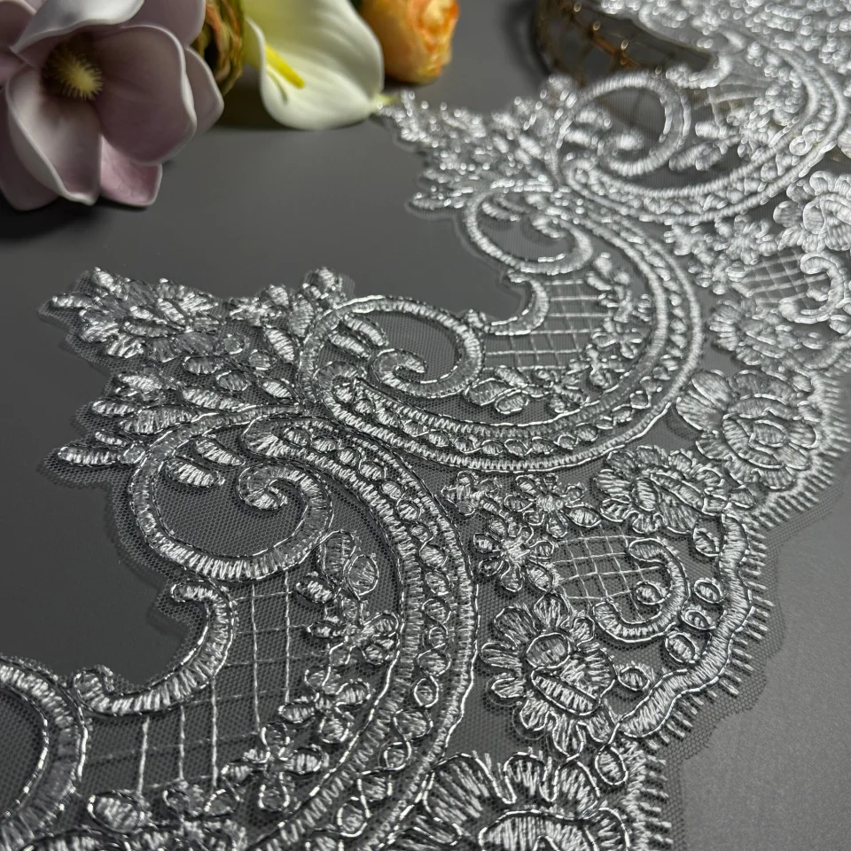 Мережево з кордовую ниткою та люрекс GD602854A 17 см.(16 ярдів/14.6 м.), срібло/теплий білий