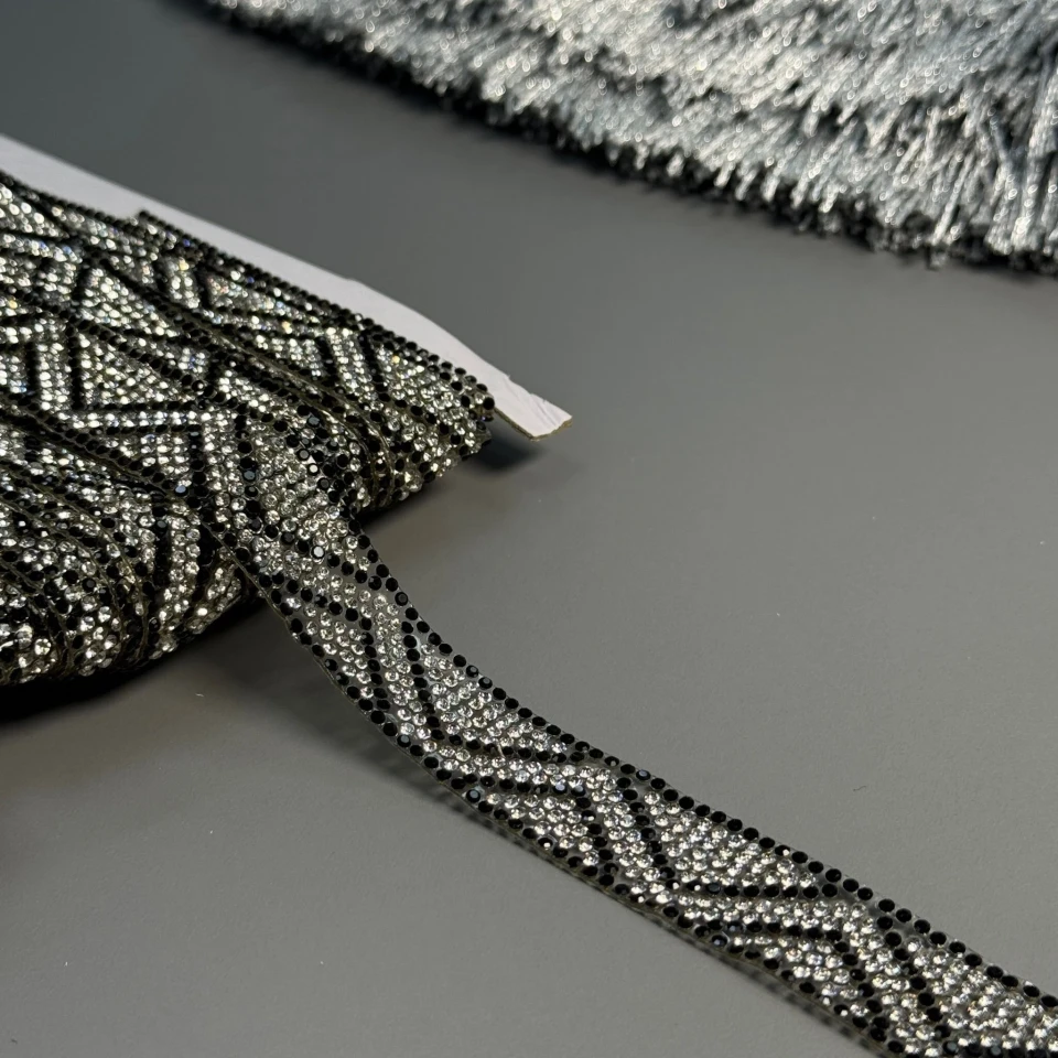 Тасьма клейова з стразами ss6-3 (10 метрів), прозорий+чорний