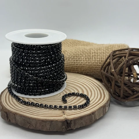 Цепі камні на бабінах ss 16 4 мм (10 ярдів), чорний