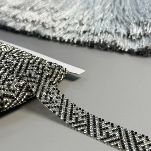 Тасьма клейова з стразами ss6-2 (10 метрів), прозрачний+чорний