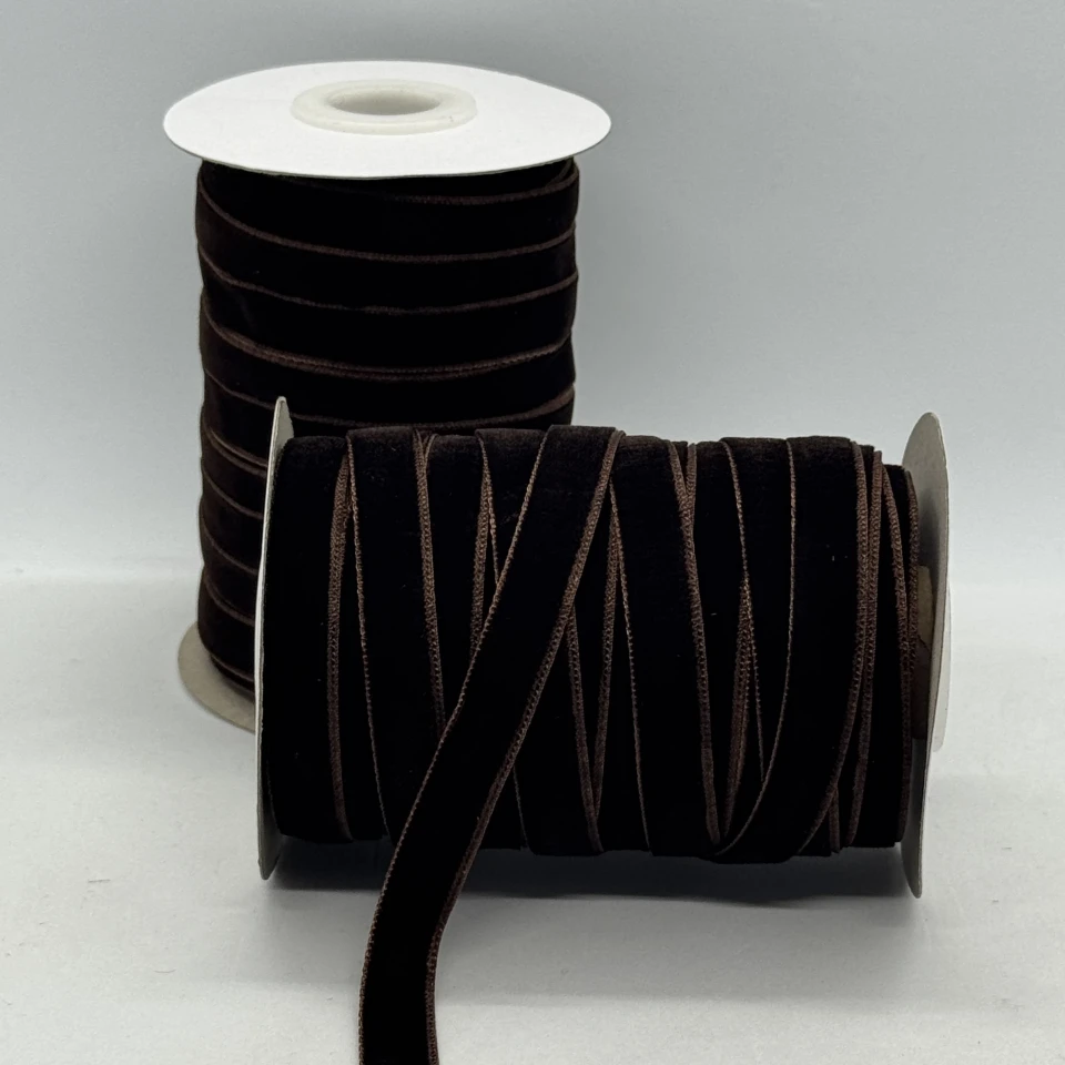 Стрічка оксамит 1 см (25 ярдів/22,75 м.), 70 темний коричневий