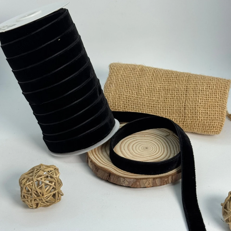 Стрічка оксамит двосторонній 1.5 см (25 ярдів/22,75 м.), чорний