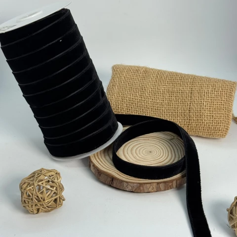 Стрічка оксамит двосторонній 1.5 см (25 ярдів/22,75 м.), чорний