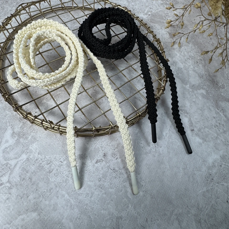 Шнурок в штани з хвилястим краем пласт. кінчик (140 см), чорний