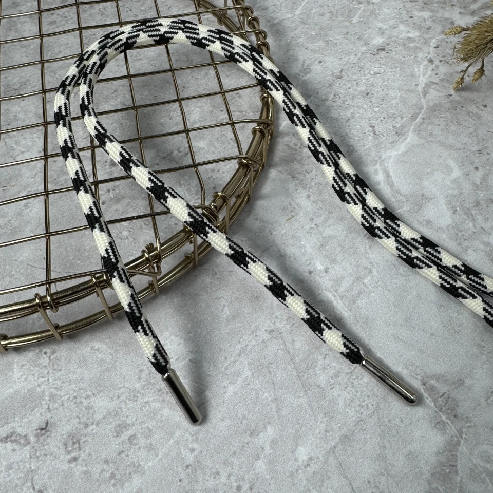 Шнурок в штани Гусяча Лапка металевий кінчик (140 см), білий+чорний