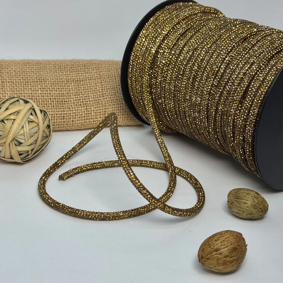 Стразовый шнур 6 мм 8 рядов (50 м), золото