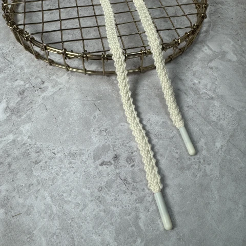 Шнурок в штани з хвилястим краем пласт. кінчик (140 см), молочний