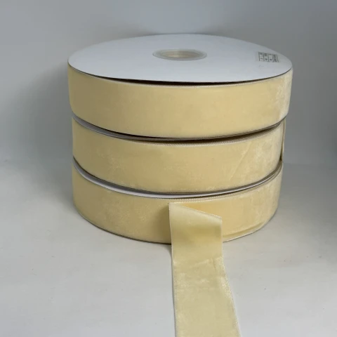 Стрічка оксамит 3.8 см (25 ярдів/22,75 м.), 04 темний молочний