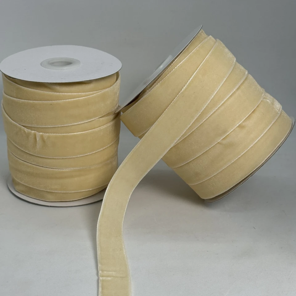 Лента бархат 2 см (25 ярдов/22,75 м.), 04 тёмный молочный