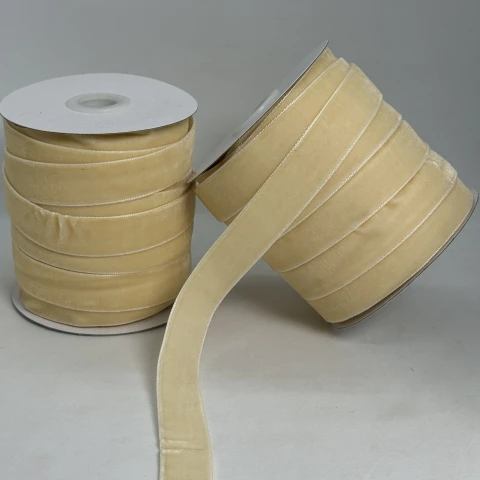 Стрічка оксамит 2 см (25 ярдів/22,75 м.), 04 темний молочний