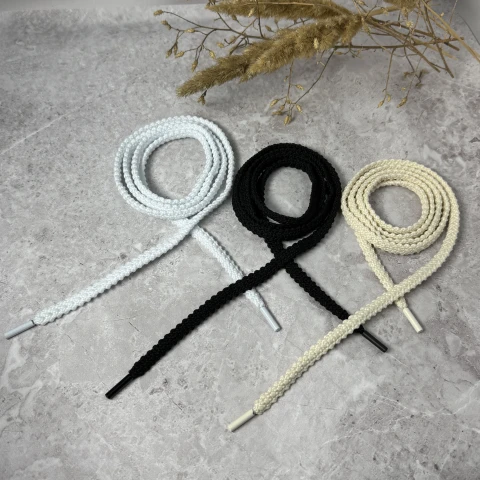 Шнурок в штани з хвилястим краем металевий кінчик (140 см), молочний