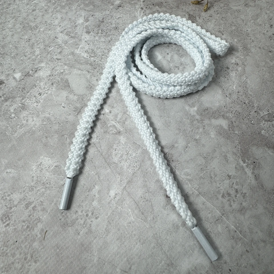 Шнурок в штани з хвилястим краем металевий кінчик (140 см), білий