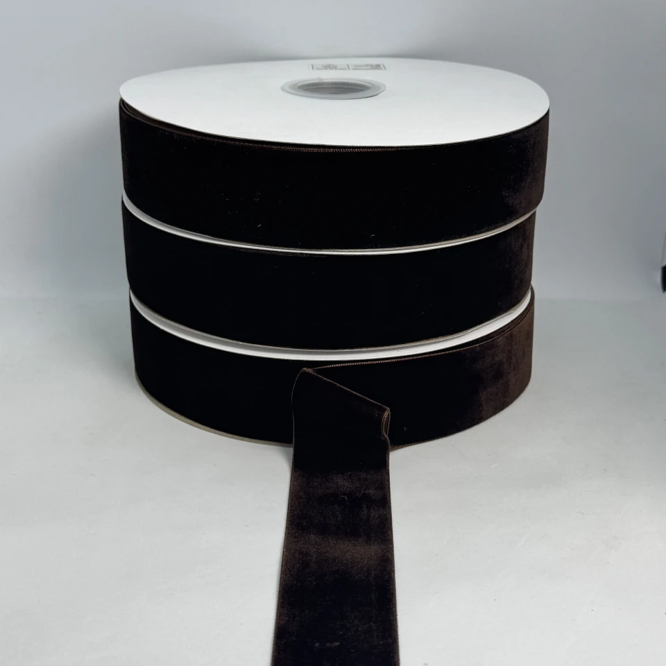 Стрічка оксамит 3.8 см (25 ярдів/22,75 м.), 70 темний коричневий