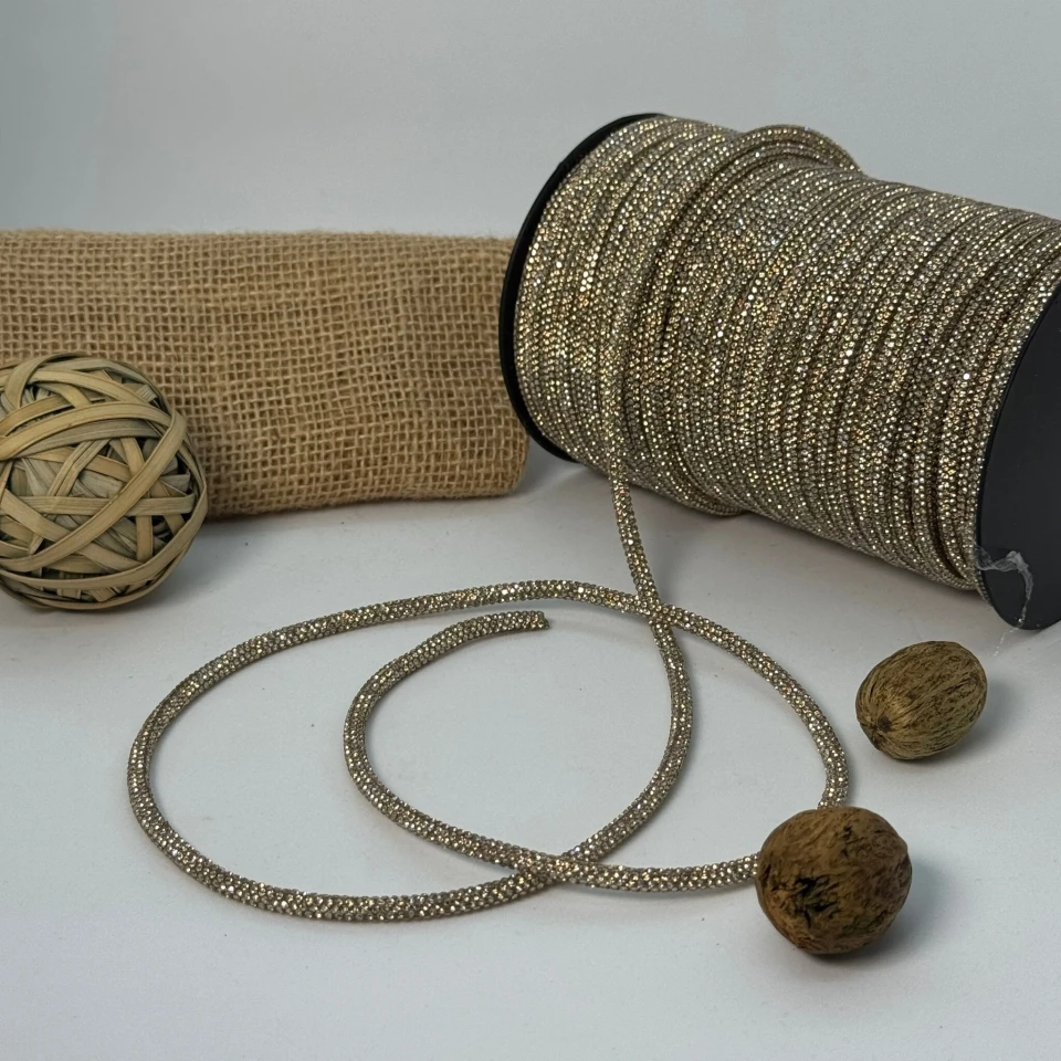 Стразовий шнур 4 мм 8 рядів (50 м), шампань CHAMPAGNE