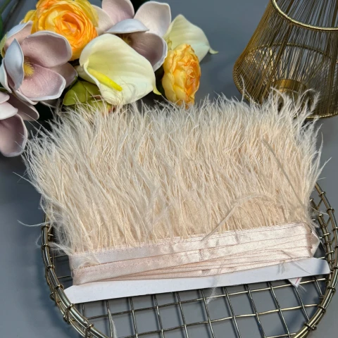 Пір'я на тасьмі 7-10 см (10 метрів), 52 молочний